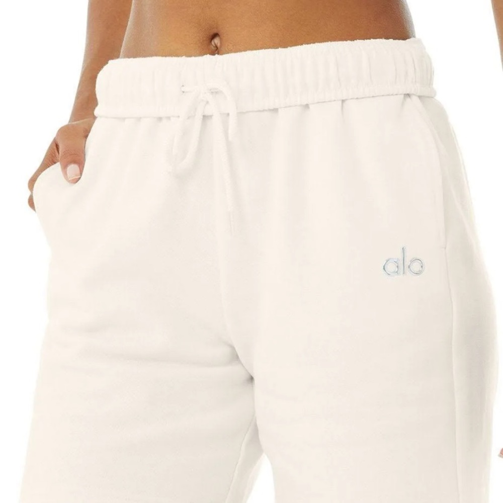 Used 3 times for photoshoots Alo yoga shorts original price 68